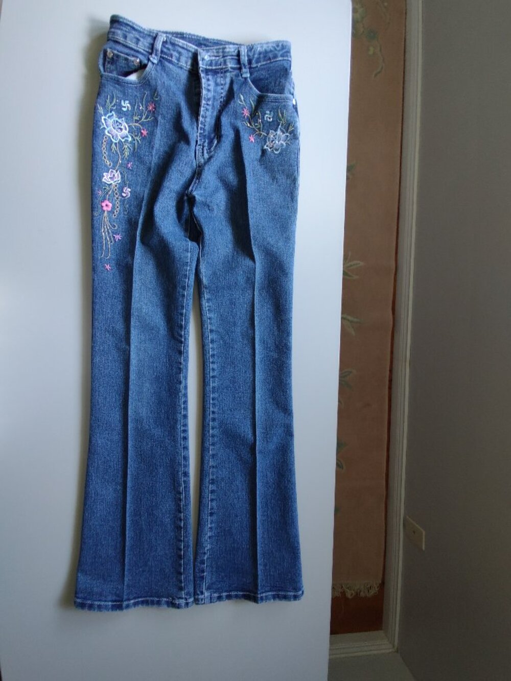 Embroidered blue jeans size XS permanent pressed boot cut - Picture 12 of 15
